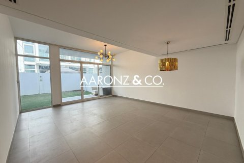 Снять в аренду виллу в Мудоне, Дубай: 3 спальни, 190м², № 78413 - фото 2