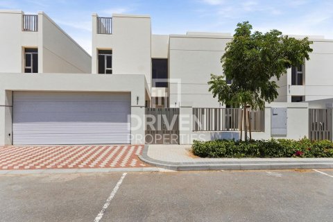 Villa in Jumeirah Park, Dubai 5 bedrooms, 561.04 sq.m. № 135978 - photo 8