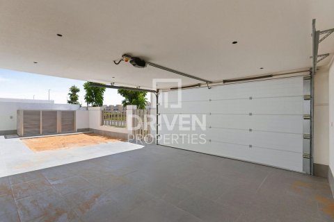Villa in Jumeirah Park, Dubai 5 bedrooms, 561.04 sq.m. № 135978 - photo 4