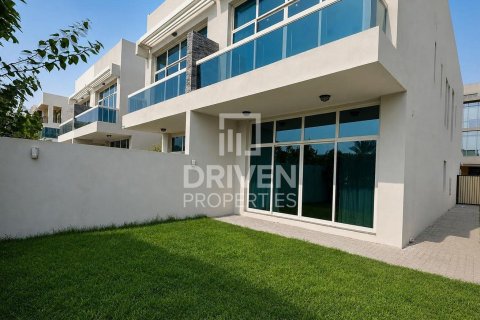 Villa en Al Barsha South, Al Barsha, Dubai, 3 dormitorios, 239.97 m², № 126187 - foto 2