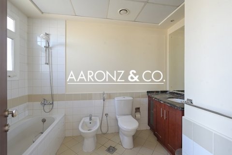 Снять в аренду виллу в Арабиан Ранчес, Дубай: 2 спальни, 208м², № 85165 - фото 17