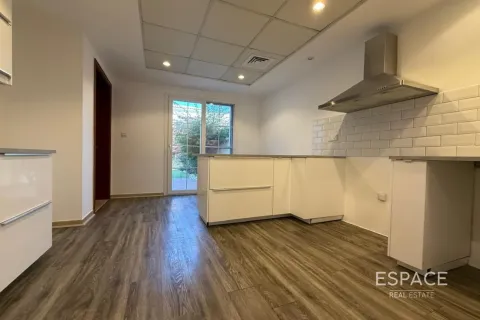 Villa in The Lakes, Dubai 3 bedrooms, 259 sq.m. № 72443 - photo 3