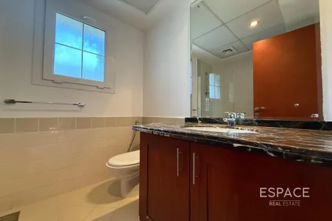 Villa in The Lakes, Dubai 3 bedrooms, 259 sq.m. № 72443 - photo 12