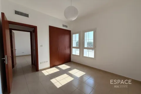 Villa in The Lakes, Dubai 3 bedrooms, 259 sq.m. № 72443 - photo 8