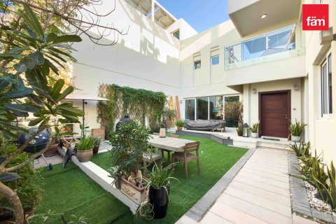 Villa in Dubai 4 bedrooms, 217 sq.m. № 84647 - photo 16