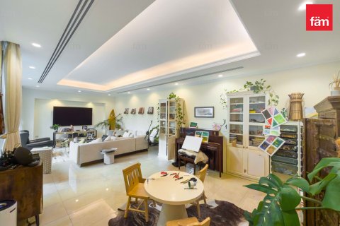 Villa in Dubai 4 bedrooms, 217 sq.m. № 84647 - photo 6