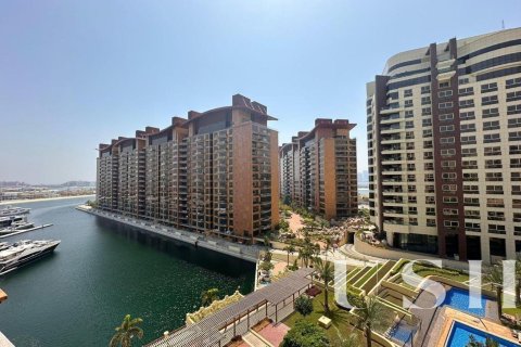 Apartment in Marina Residences, Palm Jumeirah, Dubai 2 bedrooms, 161 sq.m. № 39685 - photo 1