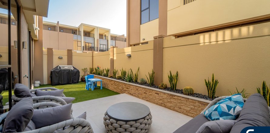 Villa en Victory Heights, Dubai Sports City, Dubai, 4 dormitorios, 389 m², № 98219