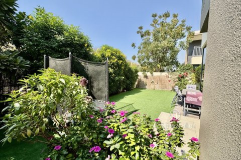 Villa en Dubai Hills Estate, Dubai, 4 dormitorios, 202 m², № 98063 - foto 2