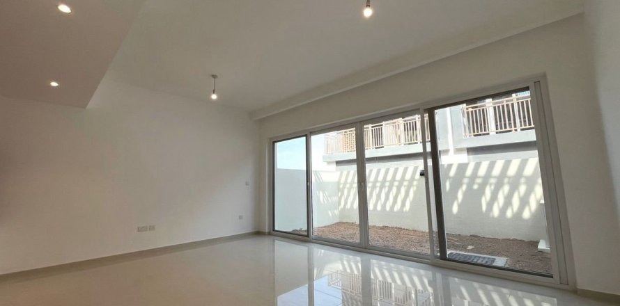 Таунхаус в Дубае, 3 спальни, 112.2м², № 83593