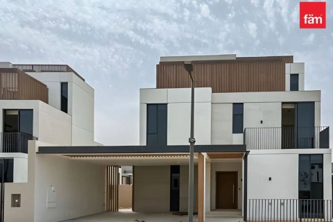 Villa en Dubai, 5 dormitorios, 455.4 m², № 77827 - foto 1