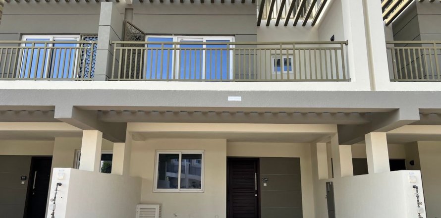 Таунхаус в Дубае, 3 спальни, 114.7м², № 24742
