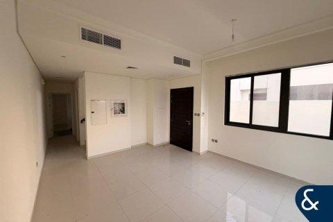 Снять в аренду виллу в DAMAC Hills (Akoya by DAMAC), Дубай: 3 спальни, 186м², № 79155 - фото 3