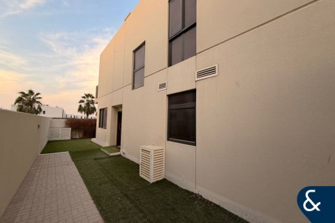 Снять в аренду виллу в DAMAC Hills (Akoya by DAMAC), Дубай: 3 спальни, 186м², № 79155 - фото 1