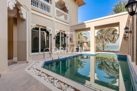Villa en Palm Jumeirah, Dubai, 4 dormitorios, 1079 m², № 86869 - foto 2