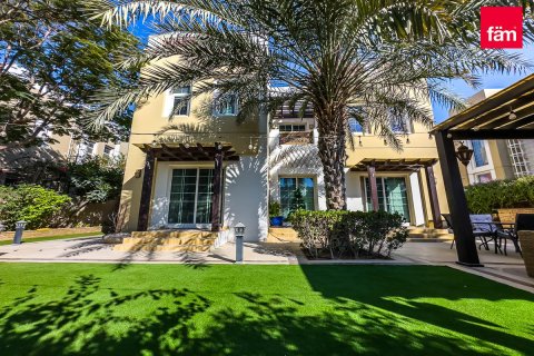 Villa en Dubai, 3 dormitorios, 541.8 m², № 83677