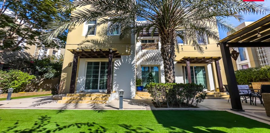 Villa en Dubai, 3 dormitorios, 541.8 m², № 83677