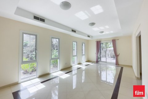 Villa en Dubai, 3 dormitorios, 541.8 m², № 83677 - foto 8