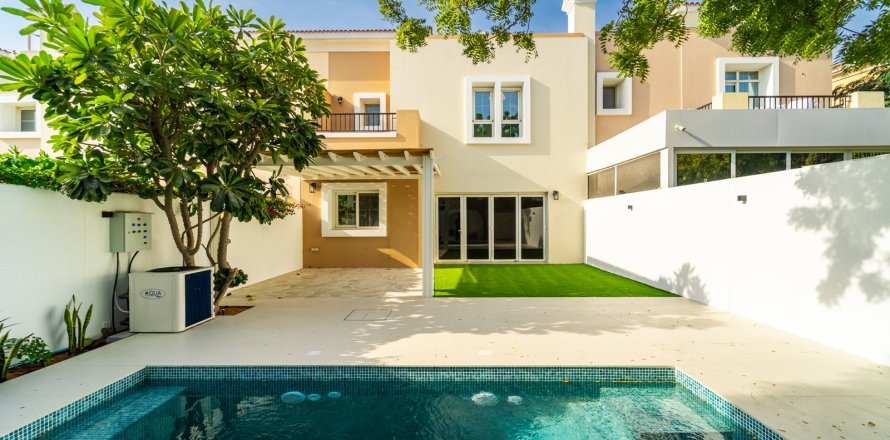 Таунхаус в Дубае, 4 спальни, 236м², № 96879