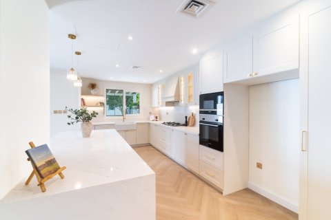 Купить таунхаус в Дубае: 4 спальни, 236м², № 96879 - фото 3