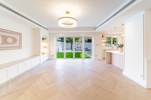 Купить таунхаус в Дубае: 4 спальни, 236м², № 96879 - фото 5