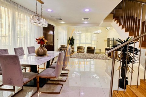 Villa en Jumeirah Village Circle, Dubai, 4 dormitorios, 467 m², № 83393