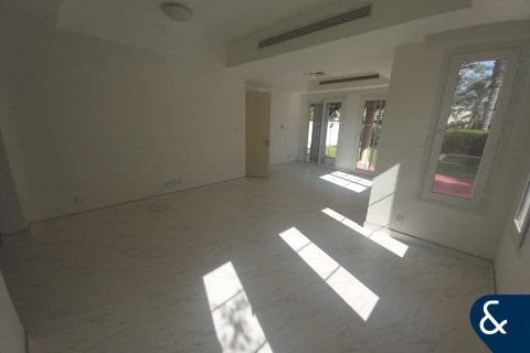 Снять в аренду виллу в The Springs, Дубай: 3 спальни, 251м², № 79169 - фото 7