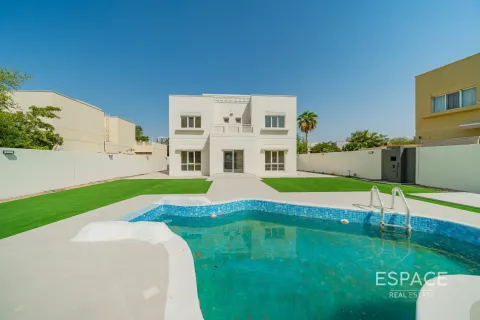 Villa en Meadows, Dubai, 5 dormitorios, 371 m², № 62008 - foto 1