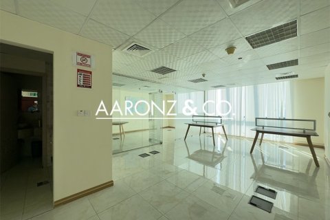 Снять в аренду офис в Джумейра Лейк Тауэрс, Дубай: 61м², № 56074 - фото 8