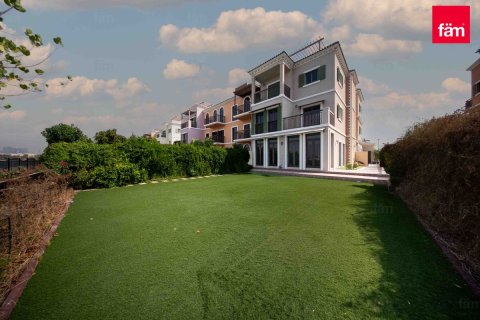 Villa en Dubai, 4 dormitorios, 466 m², № 55903 - foto 1