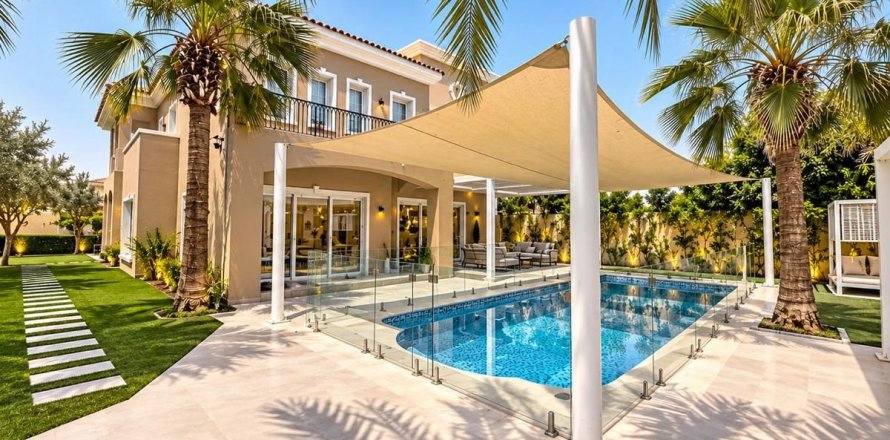 Villa en Dubai, 5 dormitorios, 1046.9 m², № 141792