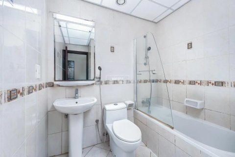 Apartment in Jumeirah Lake Towers, Dubai 2 bedrooms, 107.1 sq.m. № 50340 - photo 8
