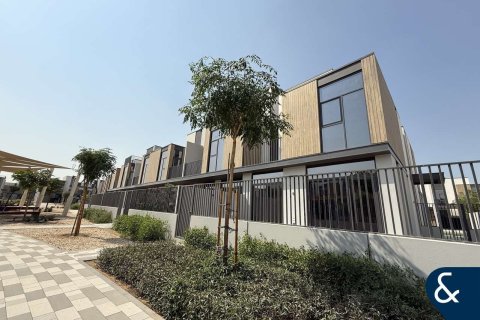 Снять в аренду виллу в Мудоне, Дубай: 4 спальни, 266м², № 76097 - фото 1