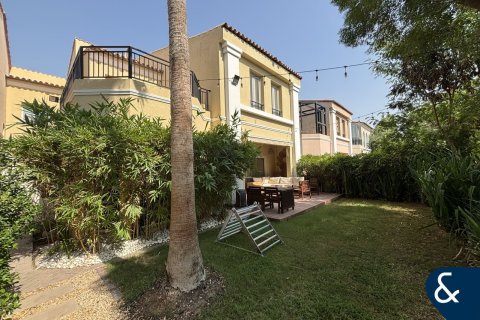 Villa en Dubai Investment Park, Dubai, 4 dormitorios, 375 m², № 76098 - foto 1