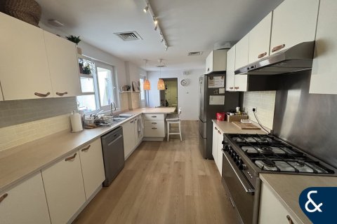 Villa en Dubai Investment Park, Dubai, 4 dormitorios, 375 m², № 76098 - foto 8