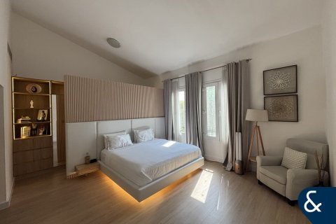 Villa en Dubai Investment Park, Dubai, 4 dormitorios, 375 m², № 76098 - foto 11