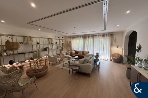 Villa en Dubai Investment Park, Dubai, 4 dormitorios, 375 m², № 76098 - foto 3