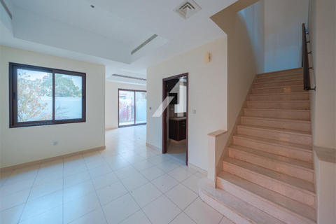 Снять в аренду виллу в Дубае: 3 спальни, 285м², № 90862 - фото 13