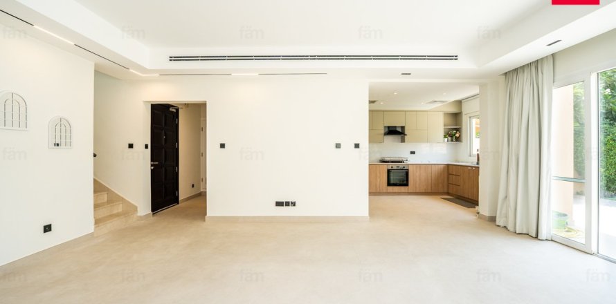 Villa in Dubai 3 bedrooms, 255 sq.m. № 48873
