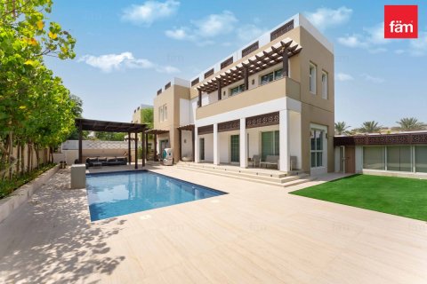 Villa in Dubai 5 bedrooms, 816.4 sq.m. № 41225 - photo 1