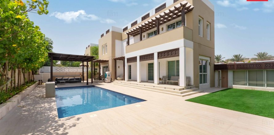 Villa in Dubai 5 bedrooms, 816.4 sq.m. № 41225