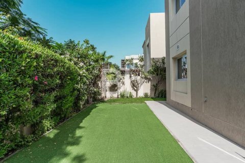 Villa in Living Legends, Dubai 4 bedrooms, 449 sq.m. № 57317 - photo 5