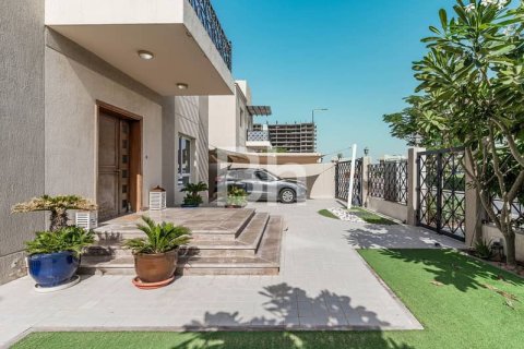 Villa in Living Legends, Dubai 4 bedrooms, 449 sq.m. № 57317 - photo 2