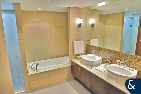 Apartment in Palm Jumeirah, Dubai 2 bedrooms, 162 sq.m. № 99100 - photo 11