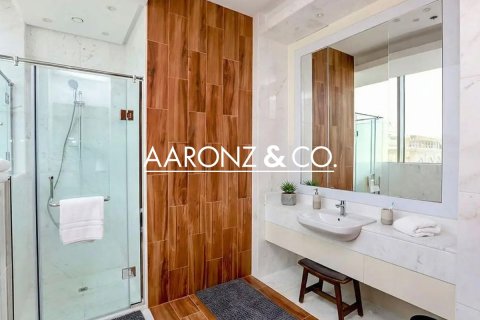 Ático en Business Bay, Dubai, 5 dormitorios, 878 m², № 95246 - foto 9