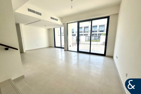 Снять в аренду виллу в Town Square, Дубай: 3 спальни, 174м², № 76356 - фото 2