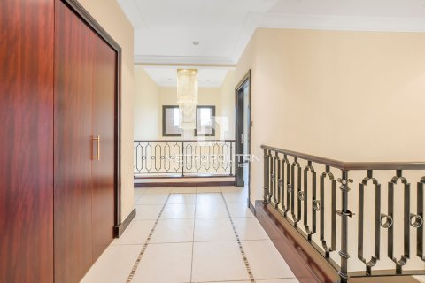 Villa in Palm Jumeirah, Dubai 4 bedrooms, 470 sq.m. № 73107 - photo 16
