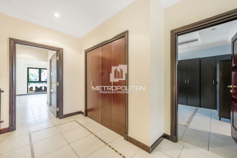 Villa in Palm Jumeirah, Dubai 4 bedrooms, 470 sq.m. № 73107 - photo 24