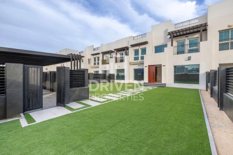 Villa in Al Quoz, Dubai 5 bedrooms, 505 sq.m. № 19238 - photo 1