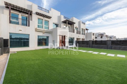 Villa in Al Quoz, Dubai 5 bedrooms, 505 sq.m. № 19238 - photo 2